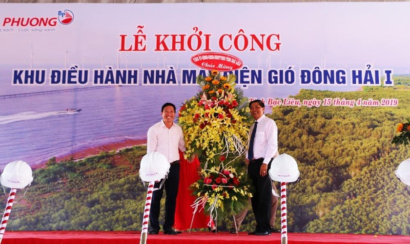 Ông Vương Phương Nam - Phó Chủ tịch UBND tỉnh Bạc Liêu tặng hoa mừng Lễ khởi công