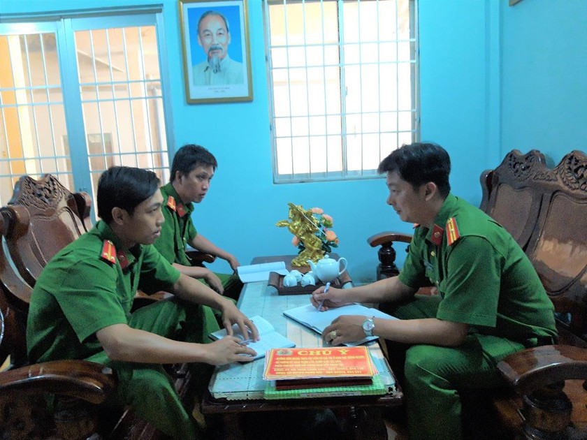 Thiếu tá Nguyễn Đức Phong chỉ đạo lực lượng tại cuộc họp giao ban