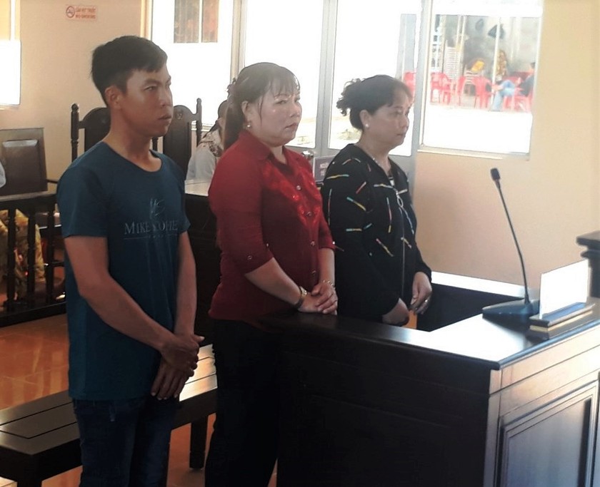 Các bị cáo (từ trái qua) Nguyễn Tấn Anh, Châu Thị Nhị, Lý Thị Sự 