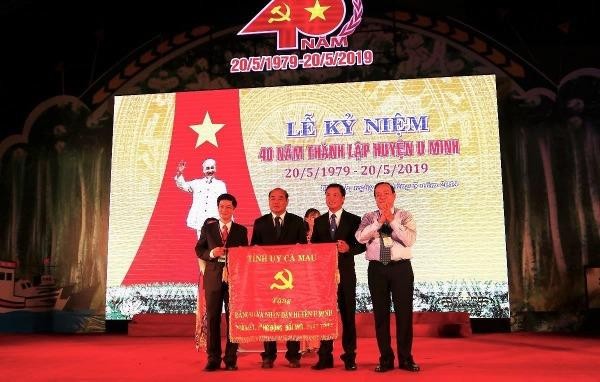 Tỉnh ủy Cà Mau đã tặng Đảng bộ và nhân dân huyện U Minh bức trướng gồm 8 chữ: “Đoàn kết, năng động, đổi mới, phát triển”