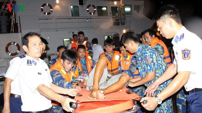 Cán bộ, chiến sĩ BTL Cảnh sát biển Vùng 4 đưa các nạn nhân vào bờ đi cấp cứu
