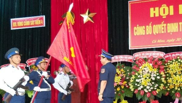 Trung tướng Hoàng Văn Đồng -  Chính ủy Cảnh sát biển Việt Nam trao Quân kỳ quyết thắng cho Hải đoàn 42