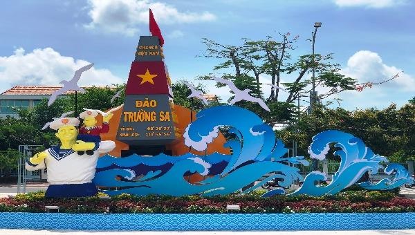 Tiểu cảnh cột mốc Trường Sa đã được dựng tại Quãng trường Hùng Vương chào mừng sự kiện Tuần lễ Biển và Hải đảo Việt Nam năm 2019