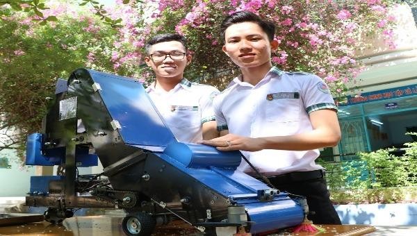 Nguyễn Hữu Thực và Trần Hoàng Nguyên bên "công trình" đạt giải Nhất cuộc thi  Khoa học Kỹ thuật cấp quốc gia 