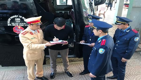 Các lực lượng chức năng tỉnh Lai Châu phối hợp kiểm tra đảm bảo trật tự ATGT