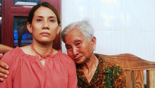 Chị Nguyễn Kim Hon hạnh phúc trong vòng tay mẹ sau 22 năm lưu lạc