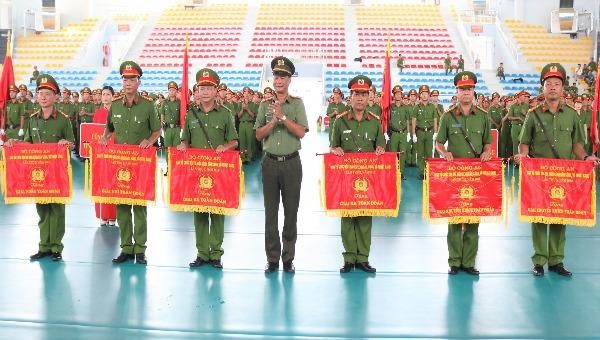 Đại tá Lê Hồng Hiệp, Phó Cục trưởng Cục Công tác Đảng và Công tác chính trị (Bộ Công an) trao giải toàn đoàn cho 6 đơn vị đạt giải 