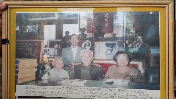 Tấm ảnh chụp bà Công Tôn Nữ Trí Huệ Kỷ với Đại tướng Võ Nguyên Giáp tại Hà Nội vào năm 2002
