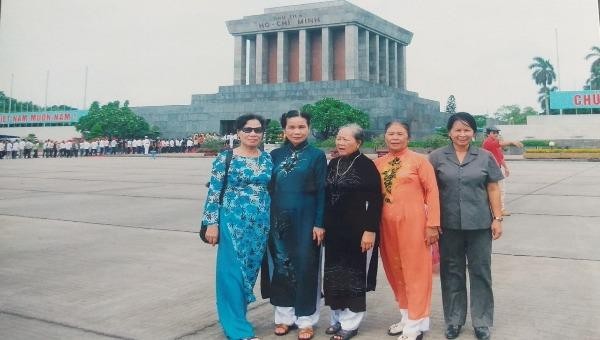 Các nữ du lích chụp ảnh lưu niệm trong dịp vềThủ đô thăm Lăng Bác