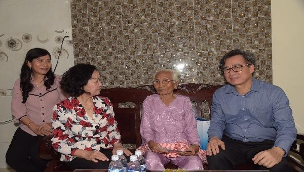 Đồng chí Trương Thị Mai và  Bí Thư Tỉnh ủy Bạc Liêu Nguyễn Quang Dương thăm và tặng quà cho mẹ VNAH Nguyễn Thị Hạnh.