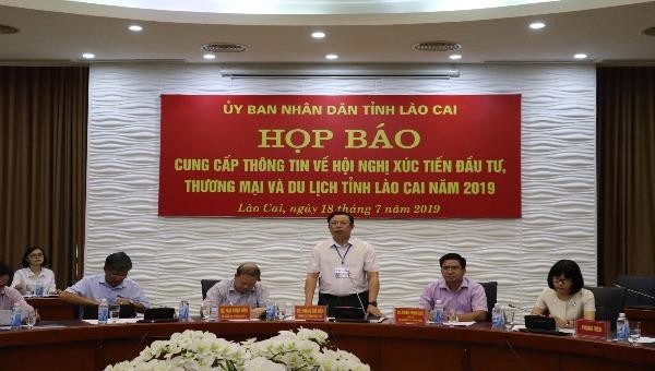 Ông Hoàng Chí Hiền – Chánh Văn phòng UBND tỉnh Lào Cai chủ trì họp báo