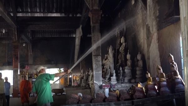 Người dân tích cực dập lửa "cứu" chùa Tà Bết