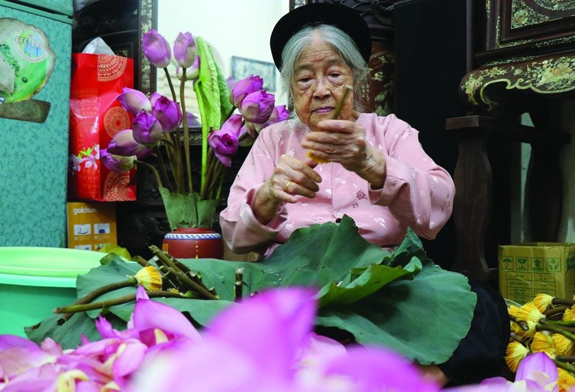 Cụ Nguyễn Thị Dần (95 tuổi)  - nghệ nhân làm trà sen cao tuổi nhất ở Quảng Bá, Tây Hồ, Hà Nội.