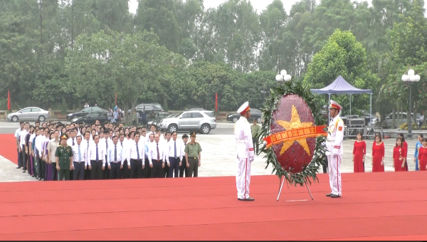 Đoàn đại biểu tỉnh Phú Thọ dâng hương tri ân các anh hùng liệt sĩ