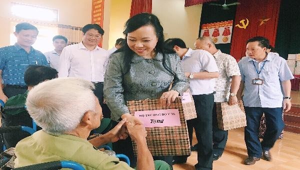 Bộ trưởng Bộ Y tế Nguyễn Thị Kim Tiến tặng quà cho các thương, bệnh binh tại Trung tâm 