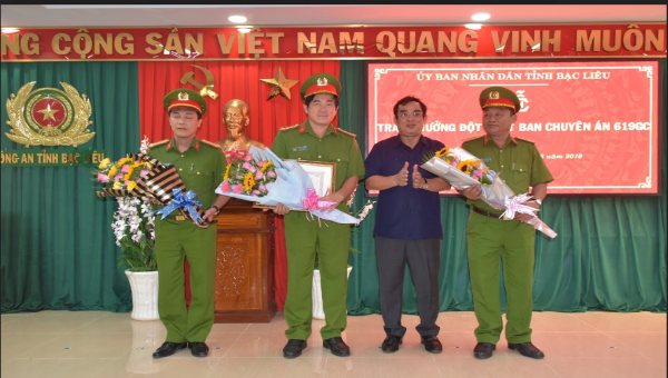 Ông Dương Thành Trung, Chủ tịch UBND tỉnh Bạc Liêu trao thưởng cho Ban Chuyên án (Ảnh: Trọng Nguyễn)