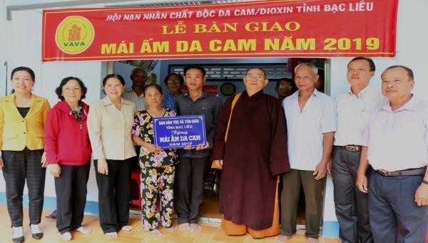 Hội Nạn nhân chất độc da cam/dioxin tỉnh Bạc Liêu trao nhà nhân ái cho anh Danh Út - một nạn nhân chất độc da cam ở huyện Hồng Dân.