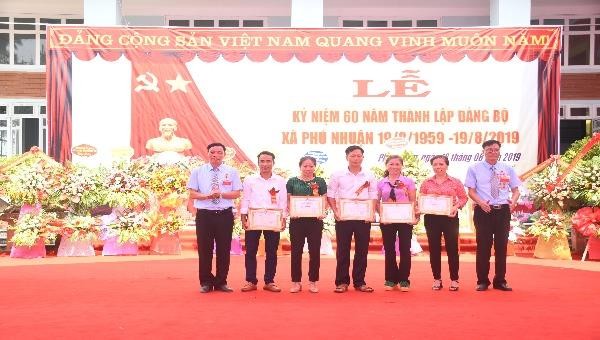 Các tập thể và cá nhân được tặng bằng khen vì có thành tích xuất sắc trong sự nghiệp xây dựng và phát triển Đảng bộ xã Phú Nhuận