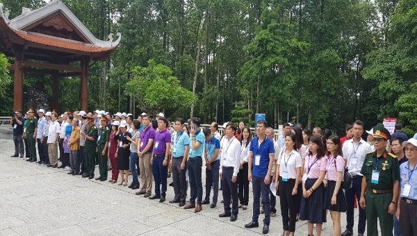Các đại biểu làm lễ dâng hương Chủ tịch Hồ Chí Minh 