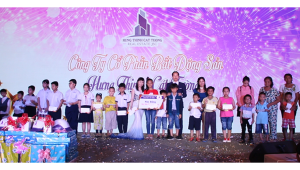 Bà Nguyễn Thị Cẩm Hồng - Chủ tịch Quỹ từ thiện trong một chương trình thiện nguyện xã hội 