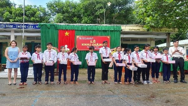 Các em nghèo hiếu học hân hoan nhận quà do Báo Pháp luật Việt Nam trao tặng