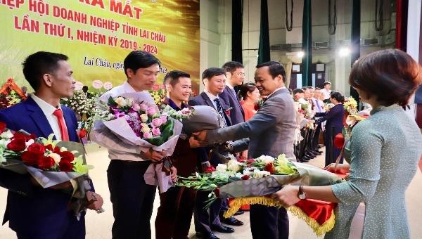 Lãnh đạo tỉnh Lai Châu tặng hoa chúc mừng Ban chấp hành Hiệp hội Doanh nghiệp tỉnh 