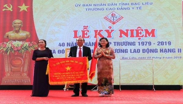 Trường Cao đẳng Y tế Bạc Liêu nhận cờ Cờ thi đua xuất sắc của UBND tỉnh.