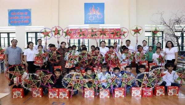 Báo Pháp luật Việt Nam tổ chức Trung thu cho các em nhỏ Lào Cai 