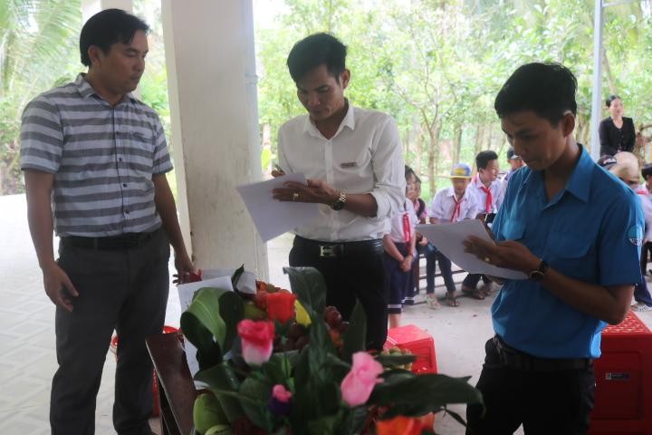 PV Báo Pháp Luật Việt Nam và các thầy cô  chấm điểm lồng đèn và mâm cỗ dự thi của các em học sinh