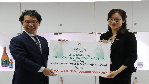 Ông Hirofumi Nakao - Tổng Giám đốc Fordays Việt Nam trao quà tặng trị giá 600 triệu đồng cho bà Đinh Thị Lan Anh - Chủ tịch CPFAV 