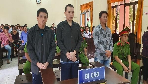 Bị cáo Nguyễn Anh Điền (giữa) lĩnh án 17 năm tù về tội giết người; bìa trái là bị cáo Phương, bìa phải là bị cáo Quy 
