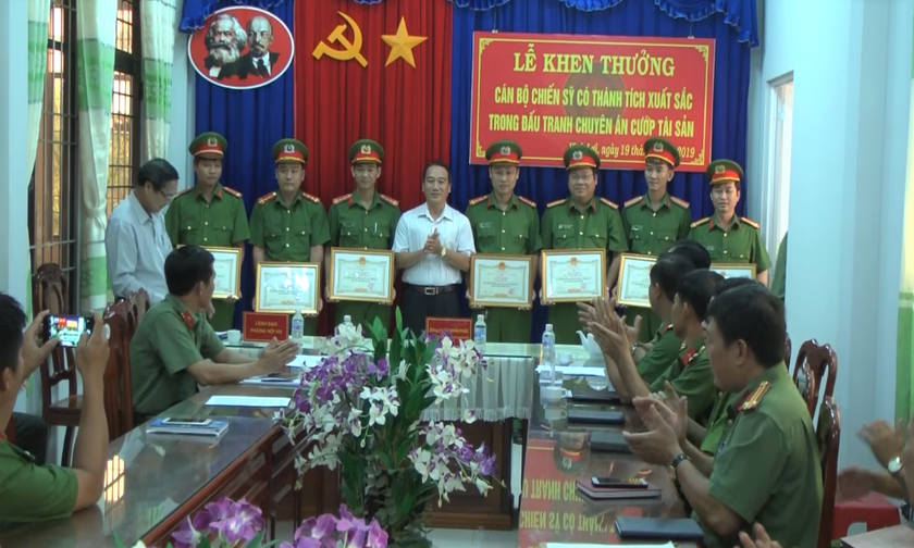 Ông Từ Minh Phúc - Chủ tịch UBND huyện Vĩnh Lợi trao giấy khen đột xuất cho cán bộ, chiến sĩ Công an huyện đã có thành tích xuất sắc trong công tác đấu tranh với tội phạm