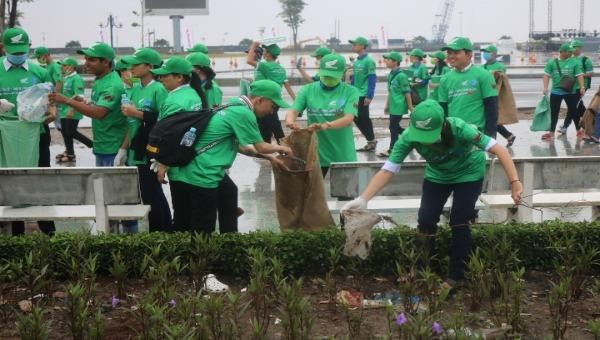 Các đoàn viên thanh niên ra quân thu gom rác trong TP Rạch Giá (Kiên Giang)