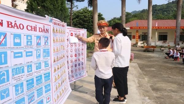 Lào Cai: CSGT huyện Bảo Thắng tuyên truyền pháp luật tại trường THCS Bản Cầm 