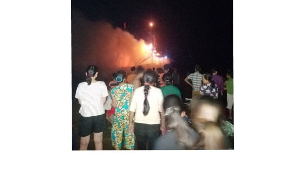 Trắng đêm tìm kiếm nạn nhân mất tích trên biển trong vụ nổ tàu cá ở Thanh Hóa