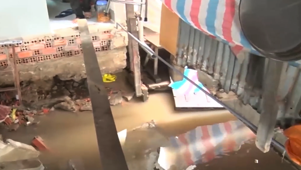 Tình trạng sạt lở tại thị trấn Năm Căn (huyện Năm Căn, tỉnh Cà Mau) khiến nhiều ngôi nhà bị chìm 