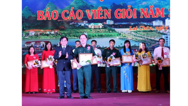 Lãnh đạo tỉnh Lai Châu trao bằng khen cho các báo cáo viên giỏi 