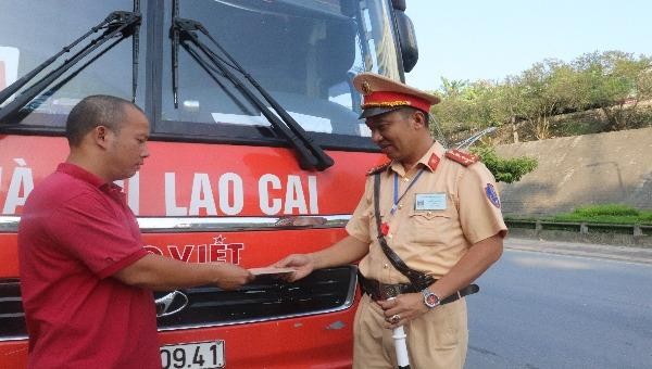 Lực lượng CSGT Công an TP Lào Cai kiểm tra phương tiện cơ giới đường bộ trên địa bàn