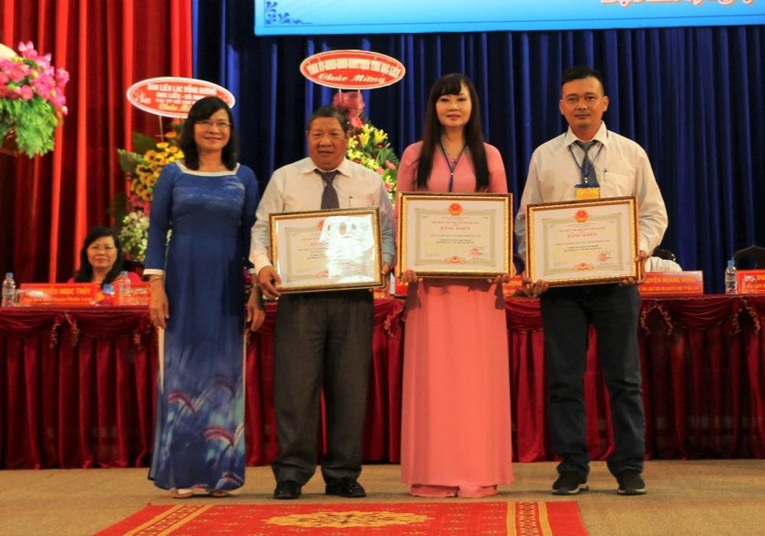 Bà Lâm Thị Sang - Phó Chủ tịch UBND tỉnh Bạc Liêu tặng bằng khen cho các đơn vị có thành tích trong việc phát triển Quỹ khuyến học, khuyến tài