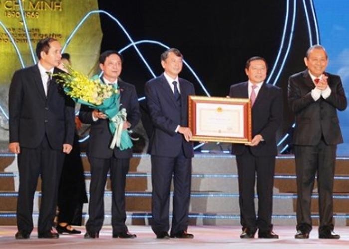 Thay mặt Đảng, Nhà nước, Phó Thủ tướng Thường trực Chính phủ Trương Hòa Bình trao Huân chương Độc lập hạng Nhất cho Đảng bộ, chính quyền và nhân dân Cao Bằng