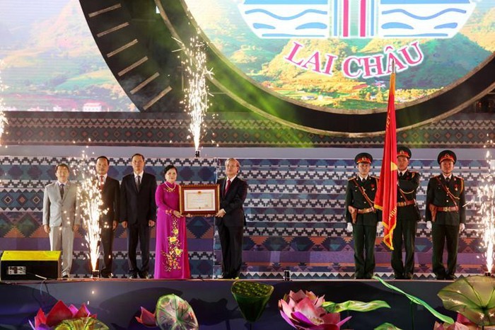 Đồng chí Trần Quốc Vượng - Ủy viên Bộ Chính trị, Thường trực Ban Bí thư Trung ương Đảng, thay mặt Đảng, Nhà nước trao Huân chương Độc lập hạng Nhất cho tỉnh Lai Châu