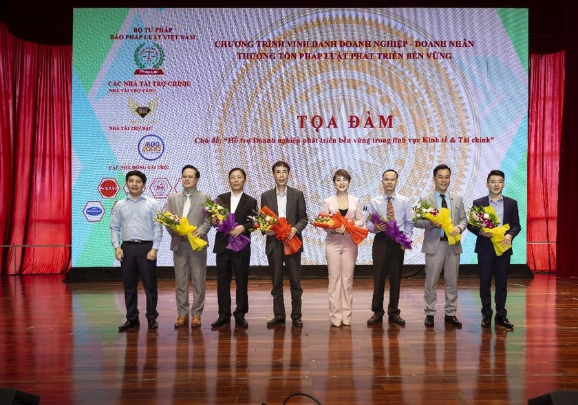 Doanh nhân Nguyễn Văn Hưng - Chủ tịch Tập đoàn Ado Group cùng các khách mời Tọa đàm nhận hoa của Ban Tổ chức 