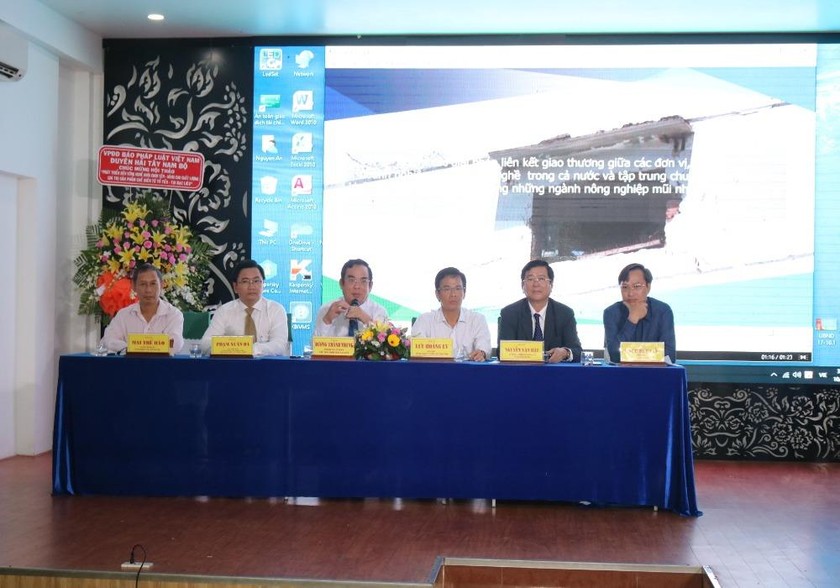 Bàn chủ tọa hội thảo gồm Chủ tịch UBND tỉnh Bạc Liêu Dương Thành Trung và các chuyên gia 