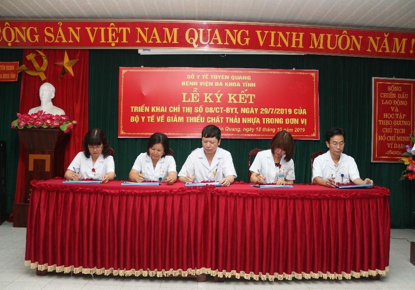 Đại diện lãnh đạo các khoa, phòng của BVĐK tỉnh Tuyên Quang ký cam kết giảm thải chất thải nhựa