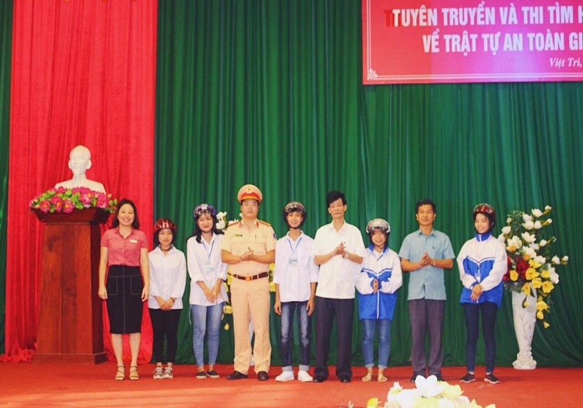 Đại diện sở GD và ĐT, Ban ATGT tỉnh, Công an tỉnh Phú Thọ và Hiệu trưởng nhà trường tặng quà cho các học sinh giao lưu trong buổi ngoại khóa