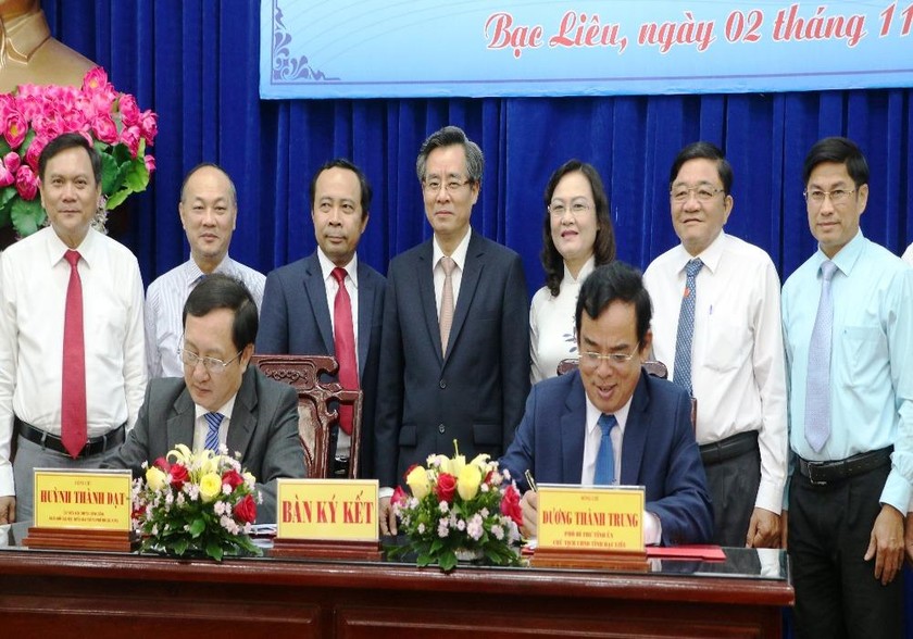 Lãnh đạo UBND tỉnh Bạc Liêu và trường ĐHQG TP HCM ký kết thỏa thuận
