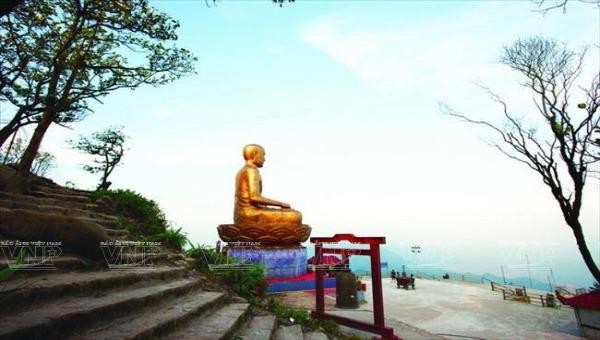 Tượng Phật hoàng Trần Nhân Tông tại Khu di tích Yên Tử (Quảng Ninh) 