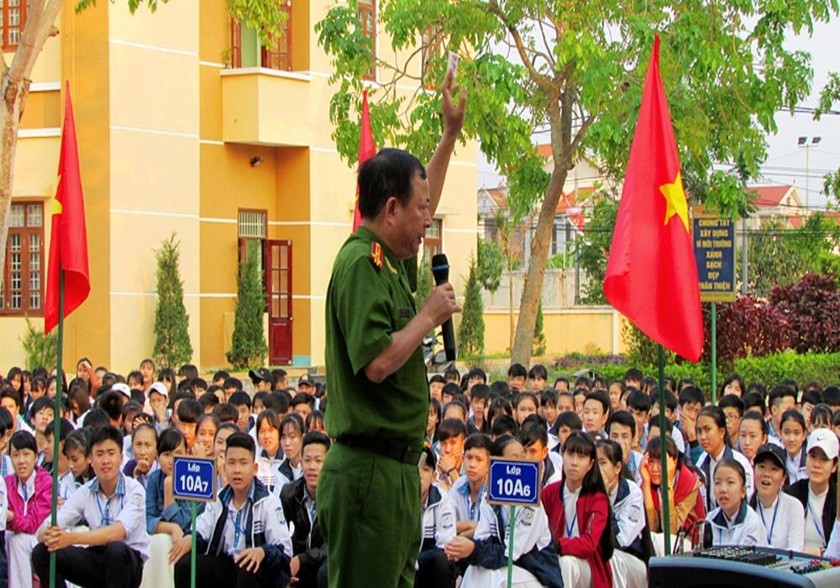 Công an tỉnh Quảng Bình tuyên truyền với học sinh Trường THPT Lương Thế Vinh về nguy cơ, tác hại của ma túy