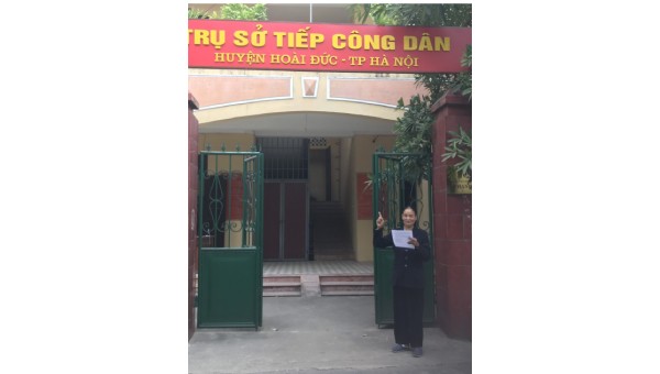 Bà Nguyễn Thị Tùy tại Trụ sở Tiếp công dân huyện Hoài Đức (Hà Nội) 
