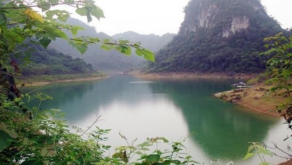 Phong cảnh sơn thủy hữu tình ở hồ Thang Hen 